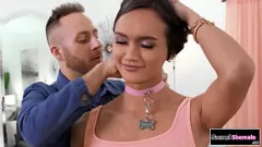 Redare Andrea Zhay, uimitoarea transexuală asiatică cu sâni mari, călărește un penis mic în această scenă hardcore de sex anal transexual