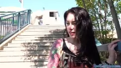 Redare Frumusețea gotică cu pielea cu cerneală este atrasă pentru o muie aburindă în aer liber în schimbul banilor