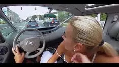 Afspelen Hij weet heel goed hoe hij haar zo erotisch mogelijk moet zuigen