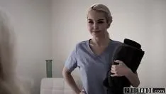 Reproducir La petite clienta en casa del masajista la penetra brutalmente por la vagina