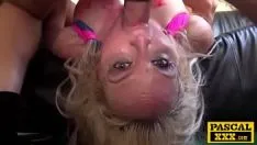 Die Muschi blutet maximal, wenn sie hart mit einem Mann mit großem Schwanz fickt