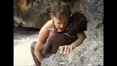 Reproduzir Blackberry peludo fodido perto da montanha na areia molhada