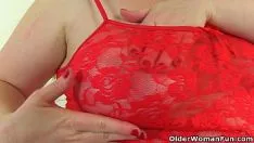 Oynat Vintage Fox şişman bir porno parmaklarıyla mastürbasyon yapıyor