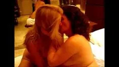 Reproducir Viejo DVD con coños pervertidos masturbándose