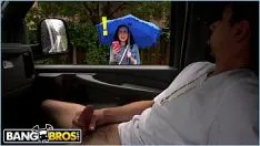 Afspelen Uit de regen gehaald, stapt ze in de auto van een vreemdeling die geld aanbiedt voor seks
