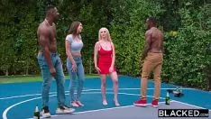 Reproducir La rubia jugaba al baloncesto y fue follada por un negro