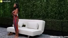 Reproducir Una criolla conocida por follar bien lo hace en el jardín