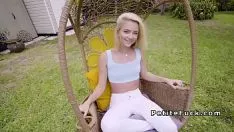 Afspelen De blondine neukt zichzelf in een park gemaakt door haar amateur-pornoliefhebber