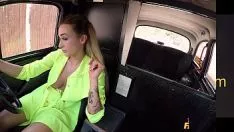 Abspielen Blonde Schwanzlutschen im Auto xxl