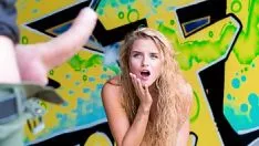 Jouer Questa bionda sexy succhia tutto il cazzo e vuole far venire il suo partner
