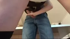 Reproduzir Ele abraça essa jovem com uma bunda fofa com muita força quando ele transa com ela também