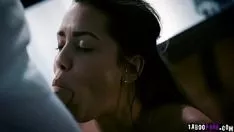 Jouer Bruna super eccitata che si morde le labbra quando riceve delle lingue nella figa da uno di loro