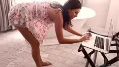 Jouer Femme baisée par des invités sexe avec une brune baisée dans le dos quand elle dort