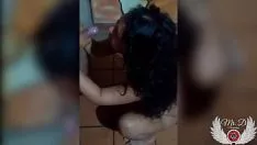 Redare Croitoreasa care doreste sa o primeasca la gurita de la un barbat de culoare
