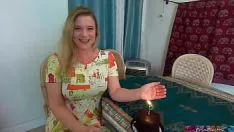 Essa loira de peitos grandes chupa pau pela primeira vez e quer fazer também