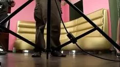 تشغيل المراهق الرائع ذو الشعر البني يمص القضيب دون الاختناق حتى القذف