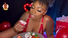 Jouer La dea nera dalle grandi tette tenta con il Mukbang alla fragola
