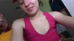 Redare Bătrânul se dă cu o adolescentă brunetă în timp ce se antrenează pe bicicleta de exerciții