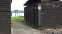 Redare Public Mature Romp: Bunica bătrână devine obraznică cu un băiat cu cocoșul mare