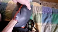 Reproduzir Hogtied e vendado em uma cama com meias e salto alto: Rough Fuck e Deepthroat