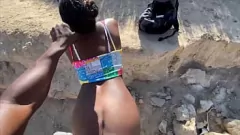 Abspielen Ebenholz-Babe wird dabei erwischt, wie sie beim Wandern öffentlich einen BBC lutscht