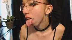 Reproducir Adolescente gótica flaca goteando saliva sobre lápiz labial desnudo