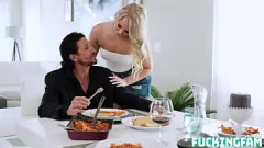 Oynat Harley King'in Üvey Aile Şirketi: Genç Bir Sarışının XXX Macerası