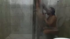 Afspelen Badkamerontmoeting: Latina MILF met een grote kont en een monsterlul