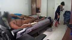Redare Soția se bucură de Big Bulldick în timp ce servitoarea Priya face curățenie