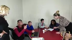 Reproduzir Curvy Latina Carmona em Wild Interracial Office Orgia