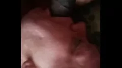Jouer Sleepy Beauty prend une éjaculation faciale chaude après une pipe intense