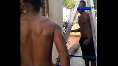 تشغيل العربدة العامة مع الأصدقاء اللاتينيين في Favela - حفل الجنس بين الأعراق مع شاعر المليون