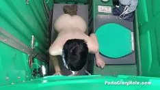 Jouer Une brune aux cheveux courts filmée en train de sucer une bite dans des toilettes publiques