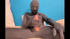 Sensual adolescente se placenta en un cuerpo negro apretado