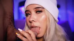 Oynat Sevimli sarışın bebeğim, tutkulu derin oluklu oral seks verir kamera