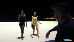 Reproduzir O intenso encontro interracial de praia de Latina Priscila