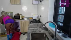 Fixarea cuptorului cu microunde a vecinului se transformă în întâlniri excitate: păsărică umedă a lui Ebony cu fundul Ebony nu poate ajunge suficient
