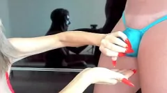 Jouer Handjob MILF et fétiche de creampie avec une énorme bite et un corps mince