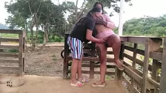 تشغيل الشرج الهواة في الهواء الطلق: يمارس الجنس مع Farmgirl الكولومبي بشدة