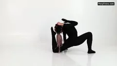 تشغيل لاعب الجمباز اللاتكس اللاتكس Lola Kauchuk يعرض المرونة وأهم الحمار