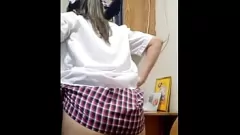 Jouer Video censurato! La mia sorellastra è la studentessa più calda in classe, adora girare il porno fatto in casa nell'ufficio del professore e mostrare la sua figa stretta