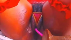 Abspielen Latina Ebony Milfs Muschi wird mit einem BBC-Dildo für X-Mas gefickt
