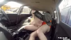 Abspielen Chubby Driving Student bekommt öffentliches Auto Fick vom Tutor Fick