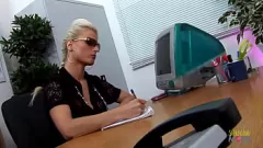 Reproducir Tres milfs cachondos se vuelven locos para la anal y doble penetración