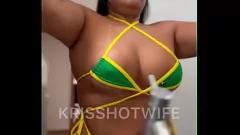 Odtwórz Brazylijska plaża Kriss: Poranna rutyna Hotwife z dużymi cyckami i dużym tyłkiem w bieliźnie