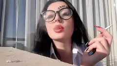 Reproducir Sexy Smoking Mistress Nika: Play de cigarrillos fetiche, soplo de humo y cenizas.