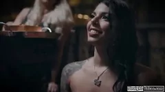 Reproducir La madrastra Reagan Foxx no puede resistir el coño de la joven Gina Valentina