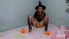 Afspelen Geile blonde tiener heks wordt geneukt op Halloween -avond