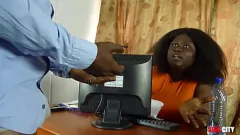 Jouer L'intervistatore me l'ha fatta scopare duramente prima di darmi il lavoro - Una bella bionda, una nera e un trio asiatico