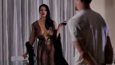 sua moglie si veste in modo sexy per attirarlo a letto